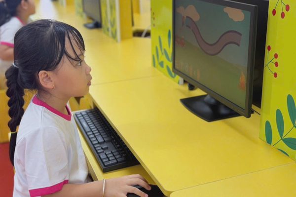 Học sinh mầm non ở Côn Đảo háo hức với phòng học máy tính