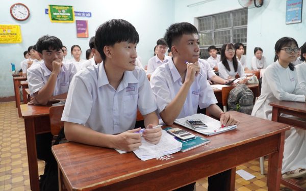 Học sinh ngày càng cao, trường học xoay xở chuyện bàn ghế ra sao?