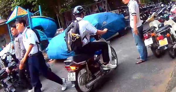 Học sinh ở TP.HCM đi xe máy: Gửi xe bên ngoài rồi đi bộ vào lớp
