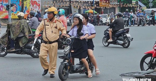 Học sinh ở TP.HCM đi xe máy: Quay xe, chạy vào hẻm né chốt CSGT