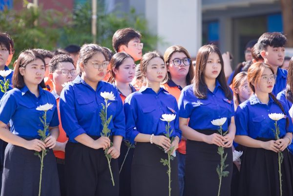 Học sinh, sinh viên TPHCM đứng chật kín bên đường tiễn đưa 731 hài cốt liệt sĩ