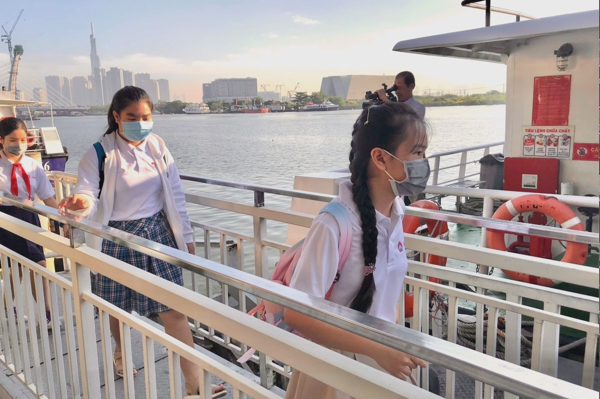 Học sinh TPHCM đi học qua khu vực sông, suối phải có áo phao
