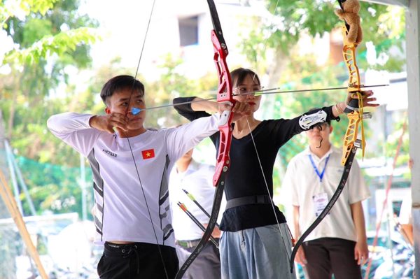 Học sinh TPHCM tập tính kiên nhẫn, kỷ luật qua học bắn cung