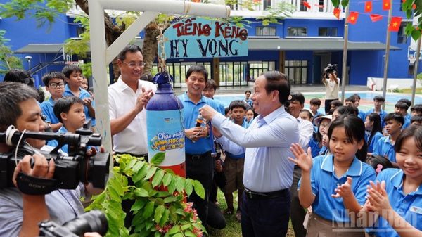 Học sinh Trường Hy Vọng chào đón năm học mới
