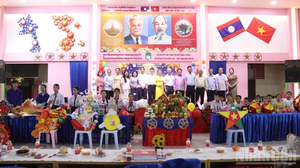 Học sinh Trường song ngữ Lào-Việt Nam Nguyễn Du vui Tết Trung thu