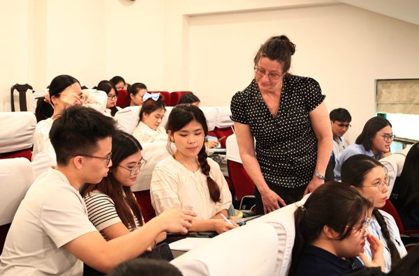 Học sinh Việt Nam giỏi ngữ pháp, yếu giao tiếp tiếng Anh: Vì sao?