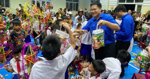 Học sinh vùng sâu Quảng Trị đón Trung thu trong mùa mưa lũ