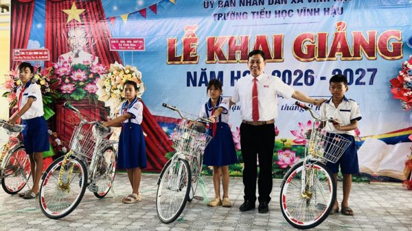 Học sinh vùng sâu, vùng dân tộc Khmer ở Cà Mau nô nức trong ngày khai trường