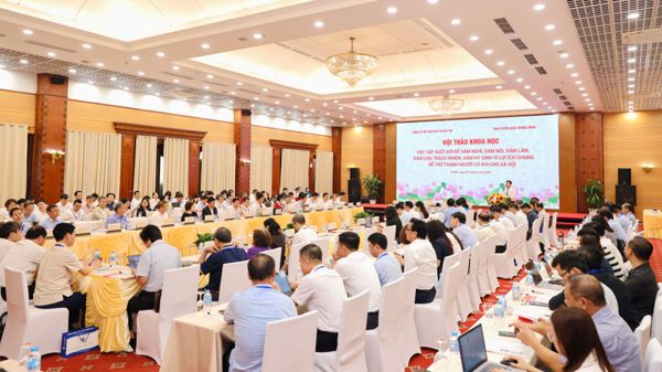 Học tập suốt đời, phát triển con người có bản lĩnh, trách nhiệm