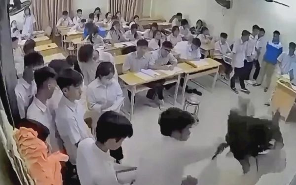 Học trò hành hung thầy cô, đừng để chữ nhân văn bị hiểu sai