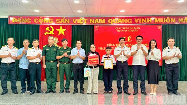 Học viện Hải quân nhận đỡ đầu con ngư dân có hoàn cảnh khó khăn