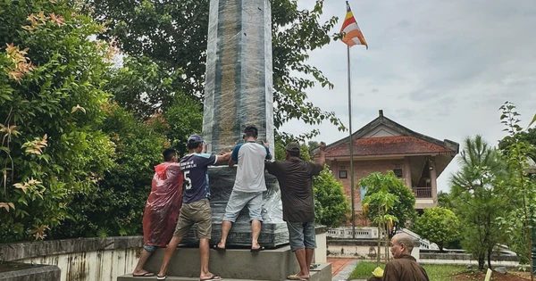 Học viện Phật giáo Việt Nam tại Huế dựng trụ kinh chuyển pháp luân đầu tiên