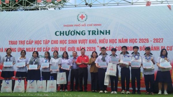 Hội Chữ thập đỏ Thành phố Hồ Chí Minh trao trợ cấp học tập cho 600 học sinh vượt khó, hiếu học