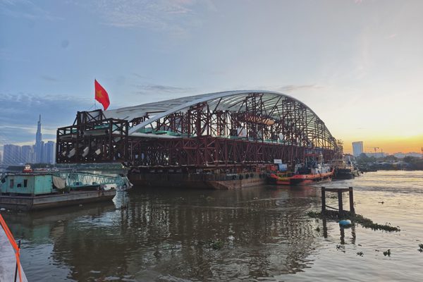 Hồi hộp chờ con nước đứng để hợp long cầu đi bộ hình lá dừa vượt sông Sài Gòn