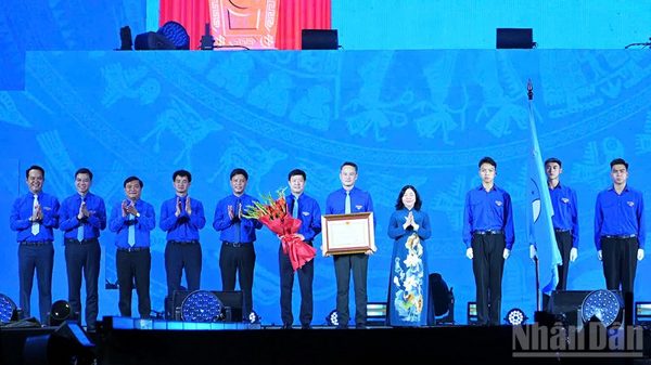 Hội Liên hiệp thanh niên Việt Nam đón nhận Huân chương Lao động hạng Nhất