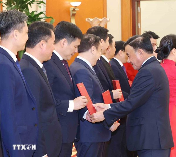 Hội nghị công bố 12 quyết định của Bộ Chính trị, Ban Bí thư về công tác cán bộ
