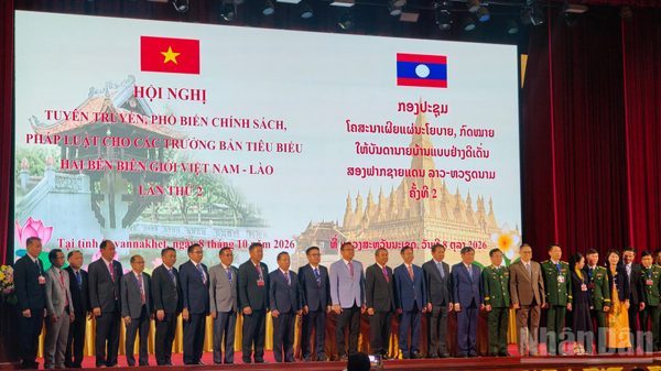 Hội nghị tuyên truyền, phổ biến chính sách, pháp luật cho các Trưởng bản tiêu biểu hai bên biên giới Việt Nam-Lào