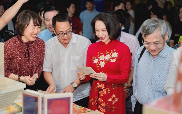 Hội sách Hà Nội chính thức khai mạc bên hồ Hoàn Kiếm