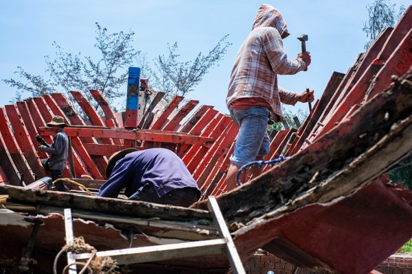 'Hồi sinh' xác tàu cũ, người thợ Hội An chế tác thành đồ nội thất độc bản