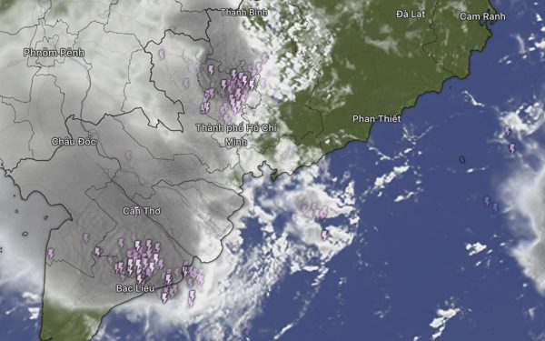 Hội tụ gió gây mưa to sấm chớp tại TP.HCM đêm qua, hôm nay vẫn còn mưa
