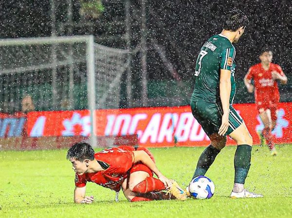 Hôm nay Ban kỷ luật của VFF họp xem xét xử lý vụ Tấn Sinh đá thô bạo Đình Bắc