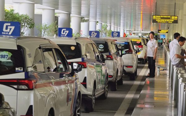 Hôm nay Tân Sơn Nhất đông giờ nào, khách xuống máy bay đón xe ra sao?