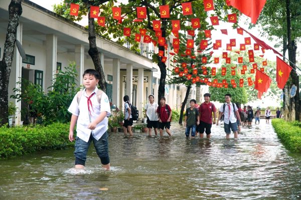 Hơn 1.000 học sinh Thanh Hóa lội nước bì bõm tới trường giữa mùa lũ