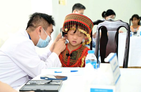 Hơn 1.000 học sinh vùng khó được khám sức khoẻ, nhận quà yêu thương dịp tựu trường