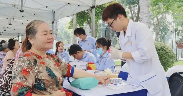 Hơn 1.000 người cao tuổi được khám sức khỏe miễn phí tại công viên Tao Đàn