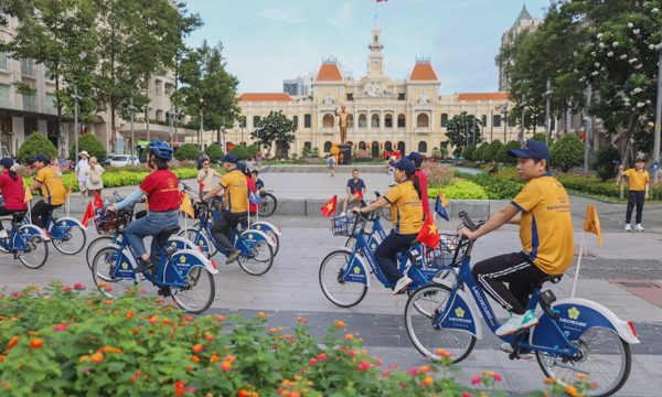 Hơn 1.000 người đạp xe diễu hành qua trung tâm TP HCM