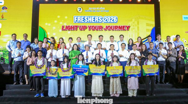 Hơn 1,4 tỷ đồng học bổng đồng hành cùng sinh viên