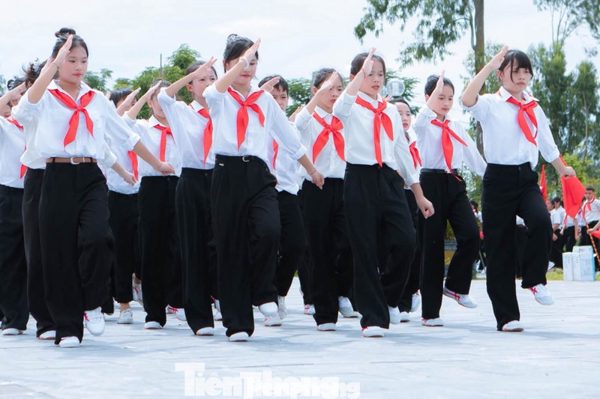 Hơn 1.500 thiếu nhi xếp hình bản đồ Việt Nam