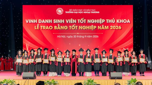 Hơn 1.700 sinh viên Trường đại học Ngoại thương nhận bằng tốt nghiệp đợt 2