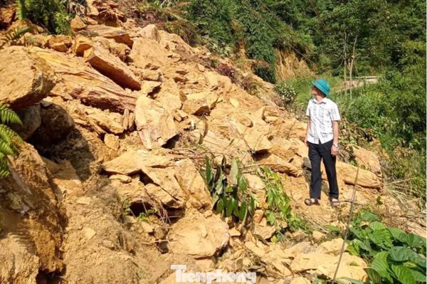 Hơn 10.000m3 đất đá vùi lấp đường vào ngôi làng