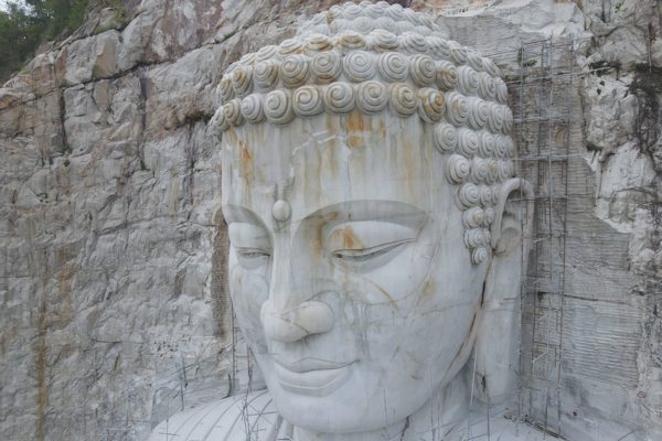 Hơn 10 năm bám vách đá làm tượng Phật cao nhất thế giới ở An Giang