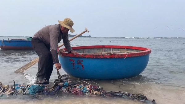 Hơn 10 năm lặng lẽ nhặt rác ở làng biển Gành Cả