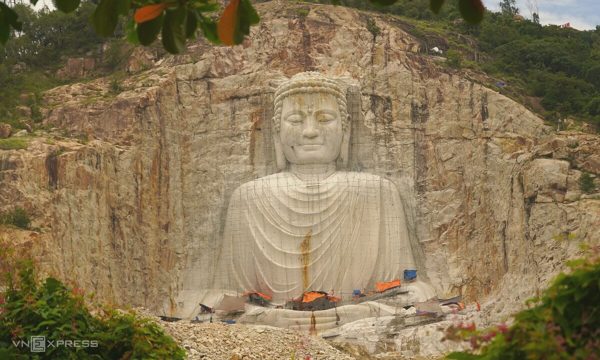 Hơn 10 năm tạc tượng Phật 81 m vào núi ở miền Tây