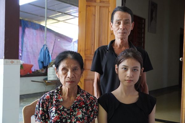 Hơn 10 năm trên lưng mẹ, nữ sinh khuyết tật đỗ đại học, trăn trở nỗi lo học phí