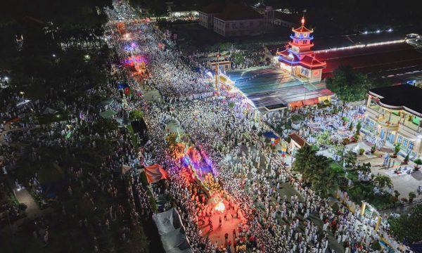 Hơn 100.000 người xem múa rồng lửa ở Tòa thánh Tây Ninh