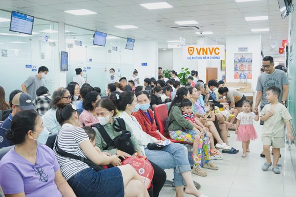 Hơn 100.000 trẻ tiêm vaccine tay chân miệng