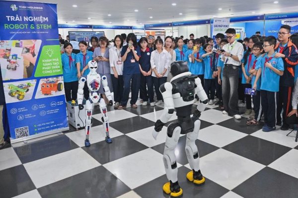 Hơn 100 robot trổ tài thu hút đông đảo học sinh, sinh viên Hà Nội khám phá