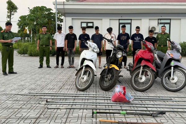 Hơn 100 thanh thiếu niên mang phóng lợn, đánh võng, rượt đuổi gây náo loạn