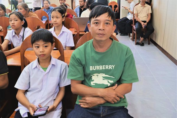 Hơn 2.000 áo phao mang hơi ấm, giúp vơi nỗi lo trước mùa mưa lũ