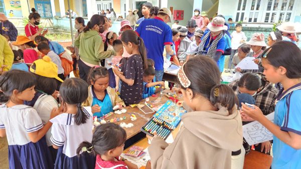 Hơn 2.000 em có hoàn cảnh khó khăn tại xã miền núi Lâm Đồng đón trung thu sum vầy