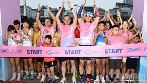 Hơn 2.000 vận động viên tranh tài tại giải chạy “Run For Love”
