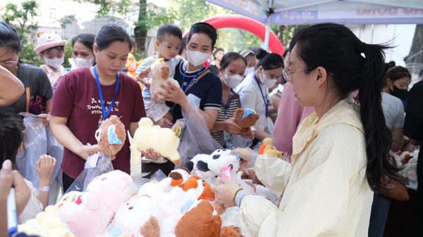 Hơn 2.300 phần quà dành tặng bệnh nhi tại Bệnh viện Nhi Trung ương