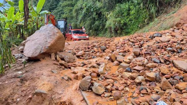 Hơn 2.700m³ đất đá sạt lở, nhiều tuyến đường ở Lào Cai nguy cơ mất an toàn