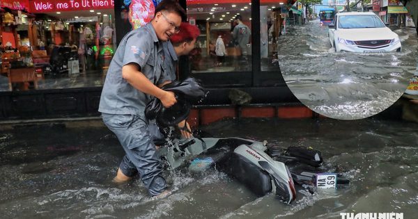 Hơn 2 giờ sau mưa, đường Mã Lò vẫn ngập sâu: 'Không biết làm sao về nhà'