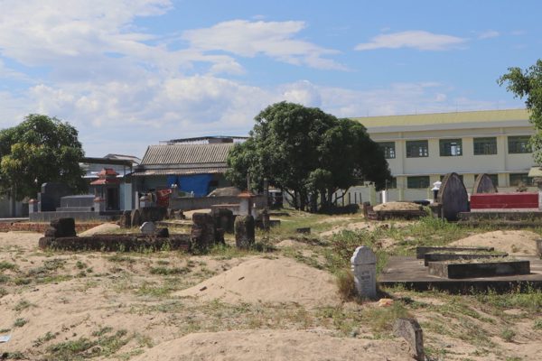 Hơn 20.000 ngôi mộ “bao vây” xóm làng