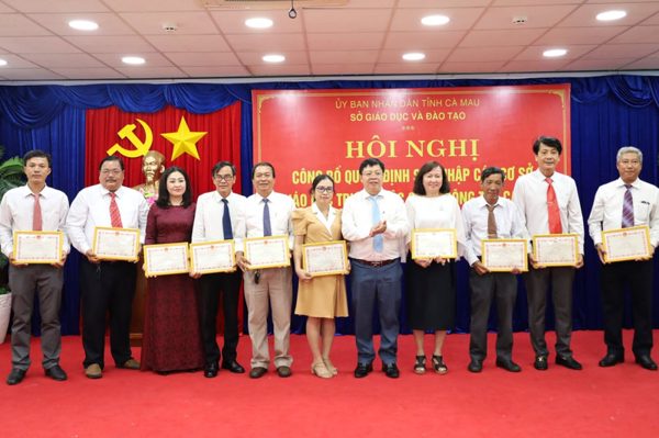 Hơn 20 lãnh đạo trường THPT ở Cà Mau tự nguyện nghỉ hưu, 'xuống chức'